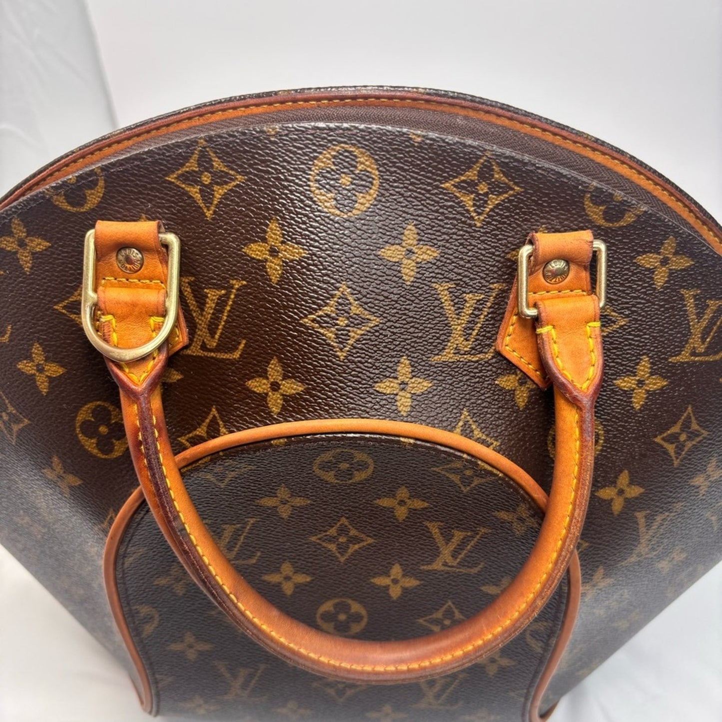 Louis Vuitton Monogram Ellipse MM with lock and Key with COA✨