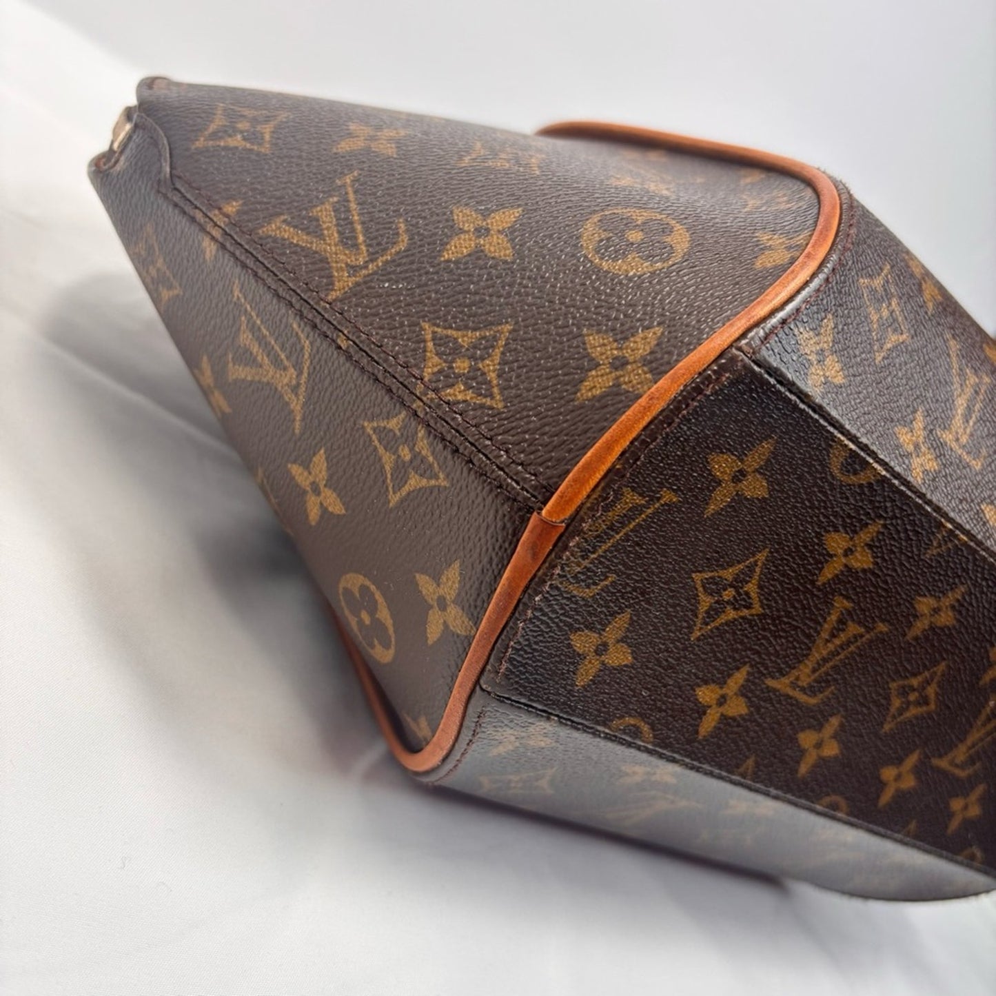 Louis Vuitton Monogram Ellipse MM with lock and Key with COA✨