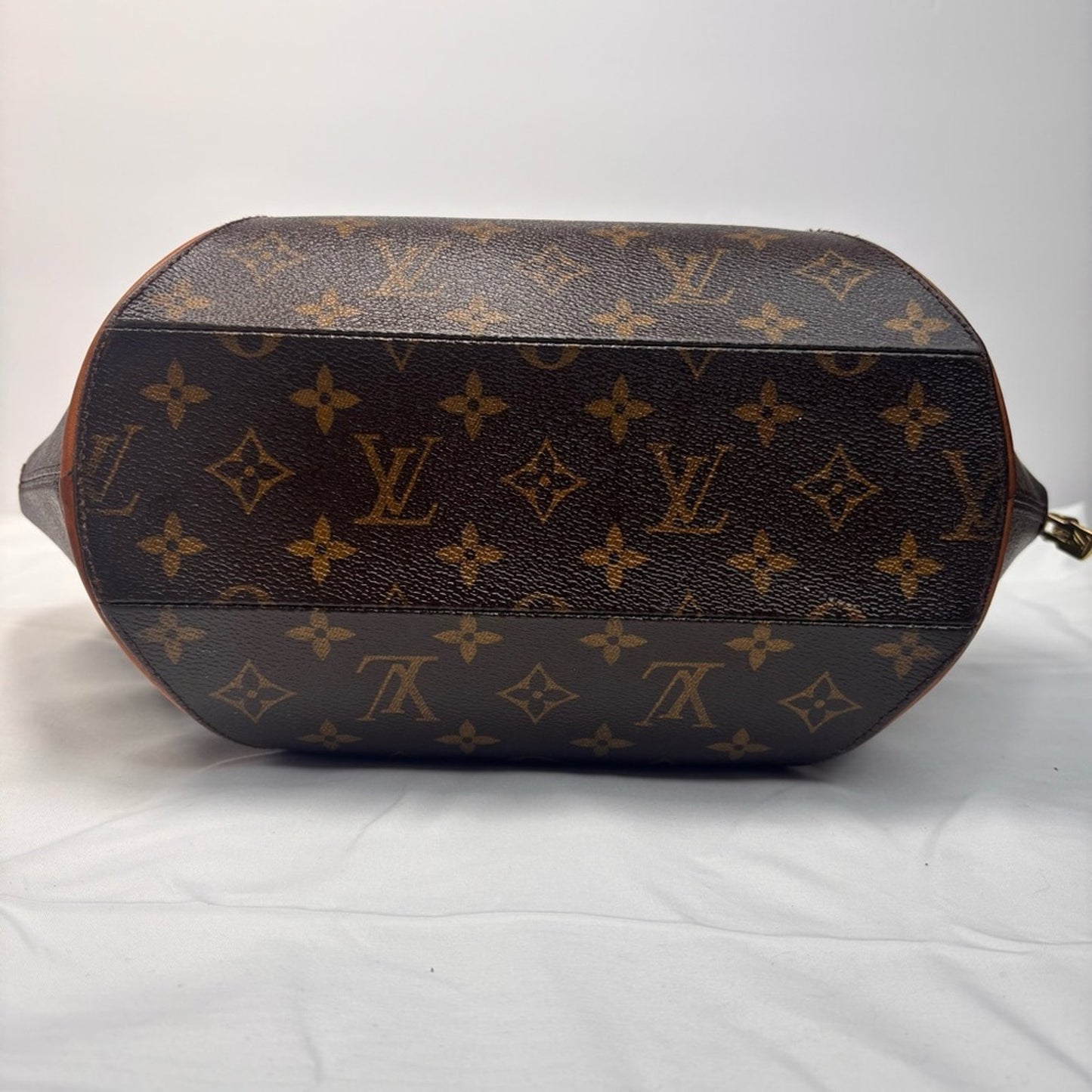 Louis Vuitton Monogram Ellipse MM with lock and Key with COA✨