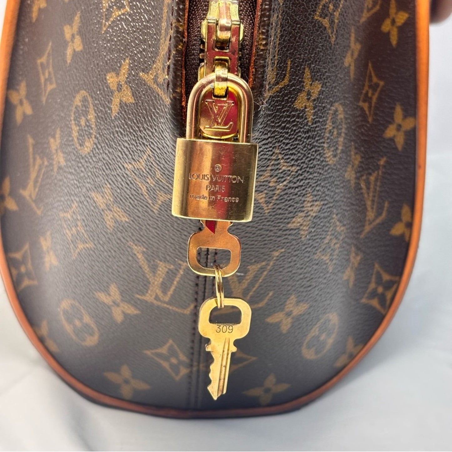 Louis Vuitton Monogram Ellipse MM with lock and Key with COA✨