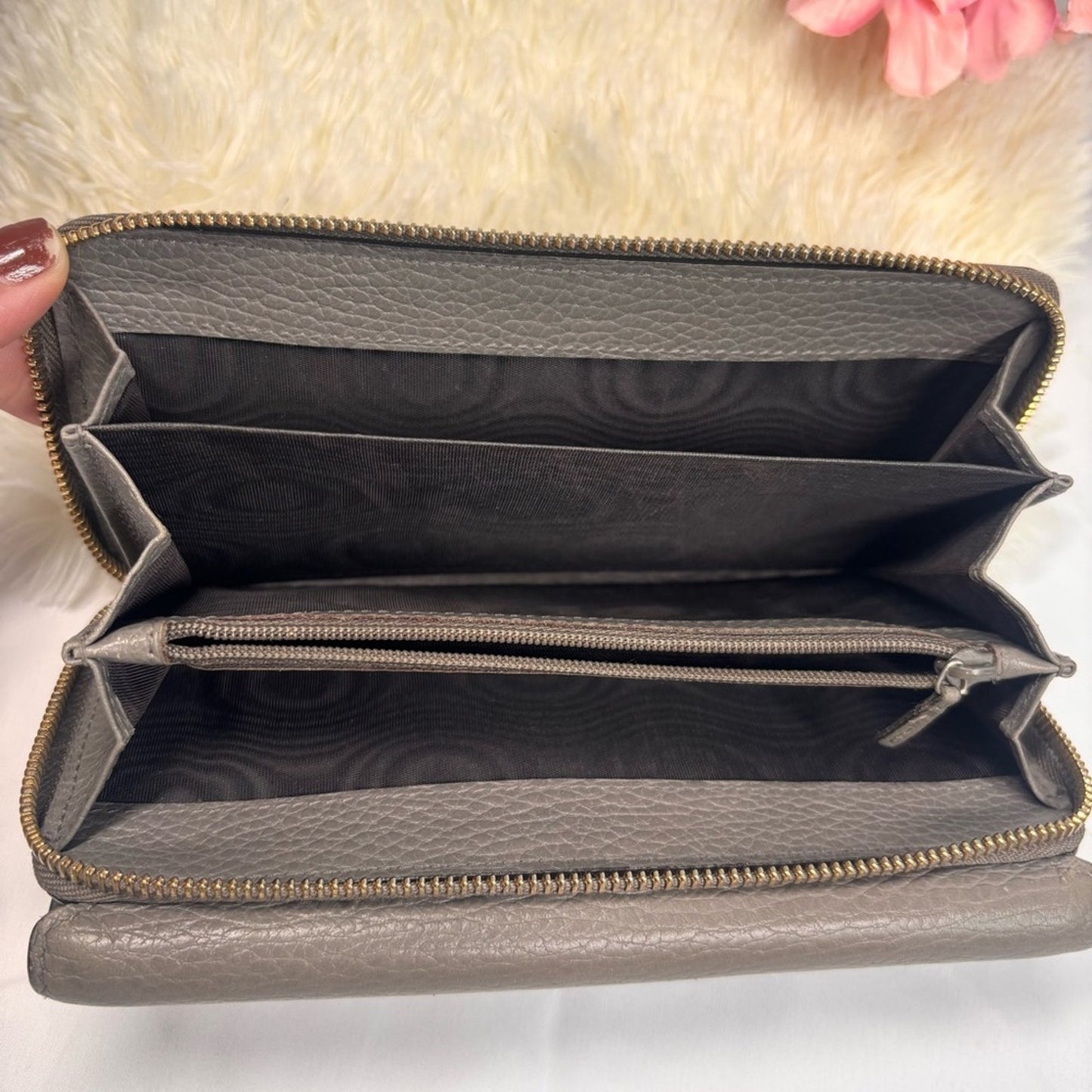 Gucci Betty Leather Zip-Around Taupe Organizer Wallet ✨