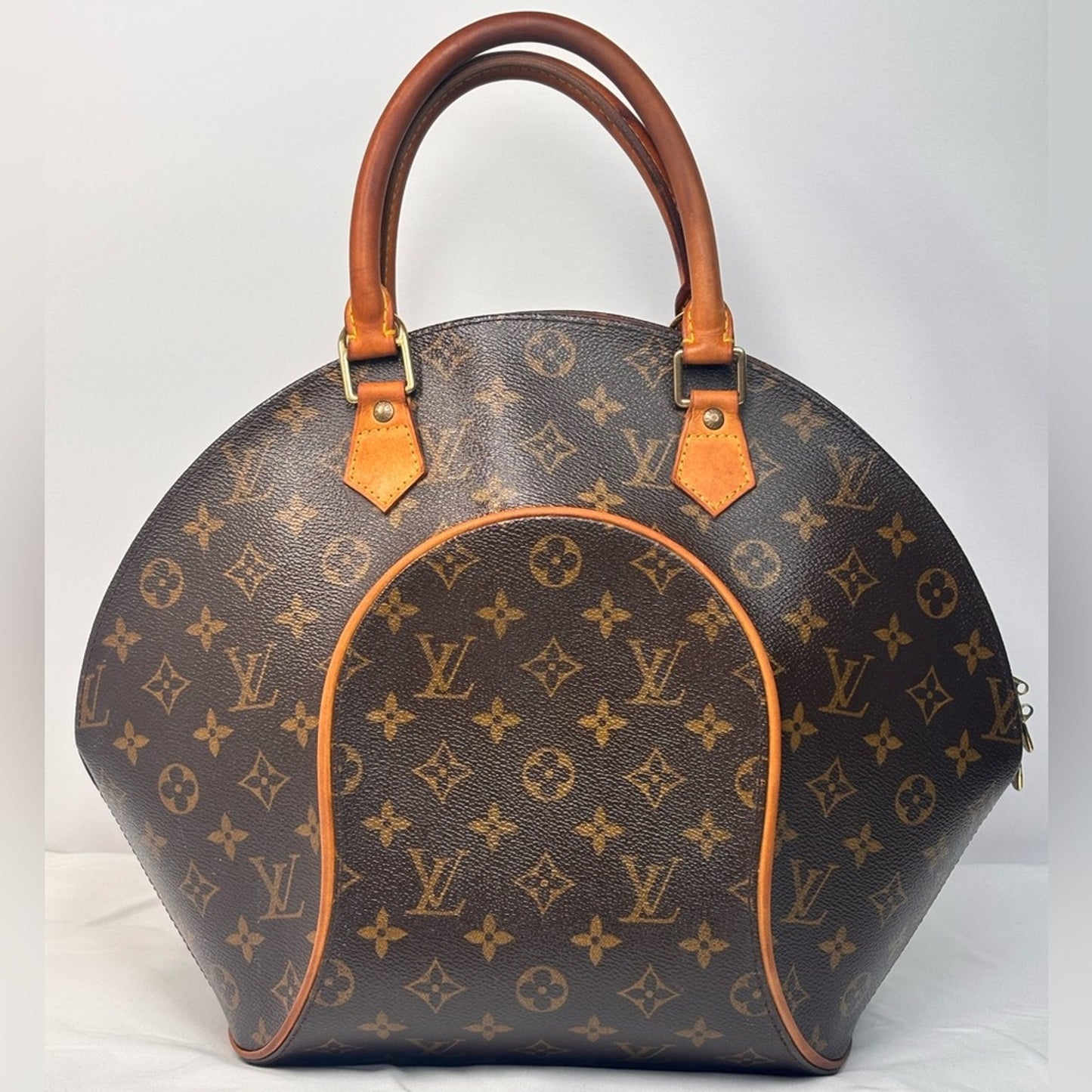 Louis Vuitton Monogram Ellipse MM with lock and Key with COA✨