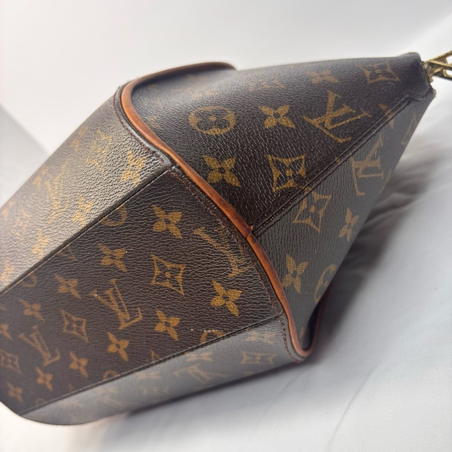 Louis Vuitton Monogram Ellipse MM with lock and Key with COA✨