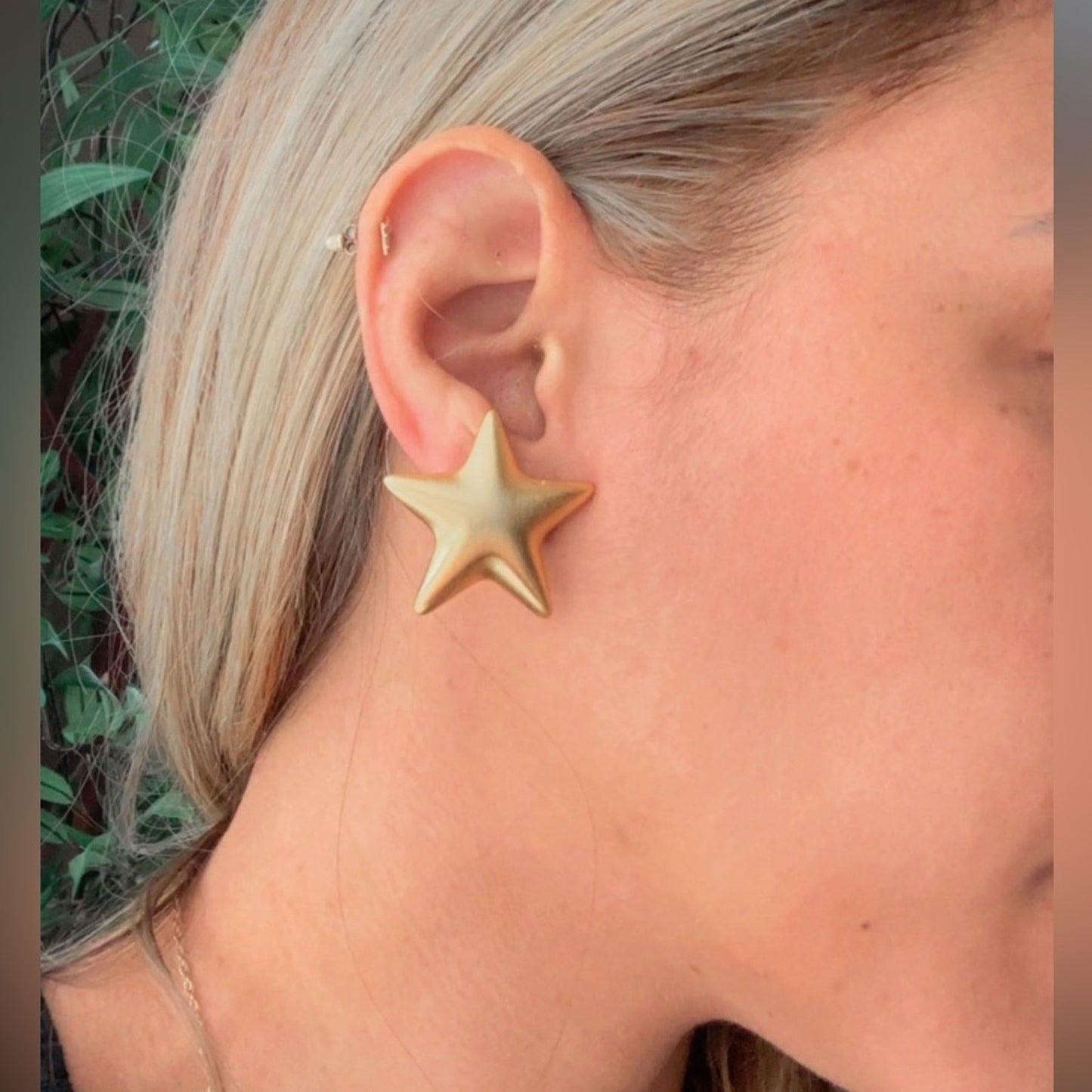 ANNE KLEIN AK signed vintage matte gold plated star designer clip on earrings